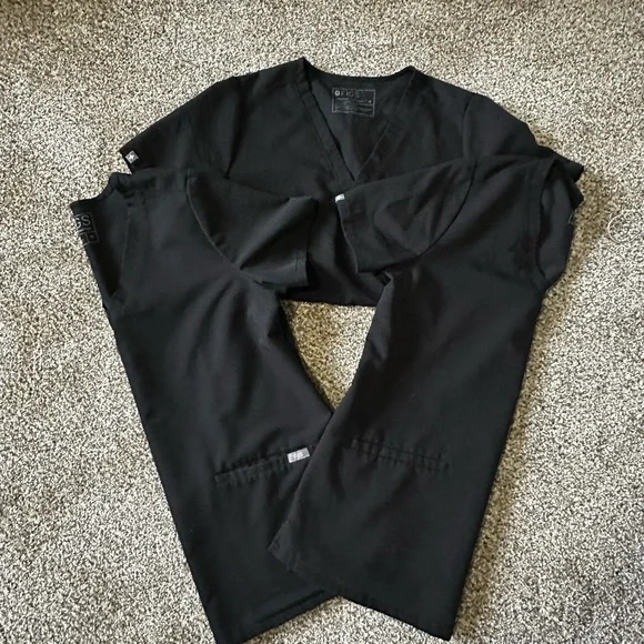 Lot of 2 Black Casma Figs tops in size medium. - Picture 1 of 3